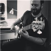 Clases de bajo eléctrico, aprende tocando con tus temas favoritos